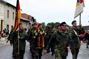 Die Bundeswehrsoldaten nehmen an den Gedenkfeierlichkeiten teil.