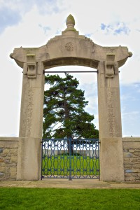 L’entrée du cimetière porte des signes chinois, en l’honneur des 842 hommes morts lors de la première guerre mondiale © Sylvain Godard