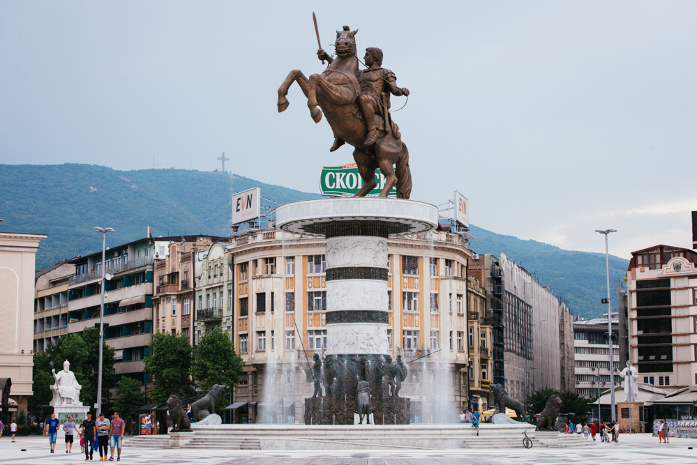 Le " guerrier à cheval " se dresse sur la place centrale de Skopje - Photo Jacopo Landi