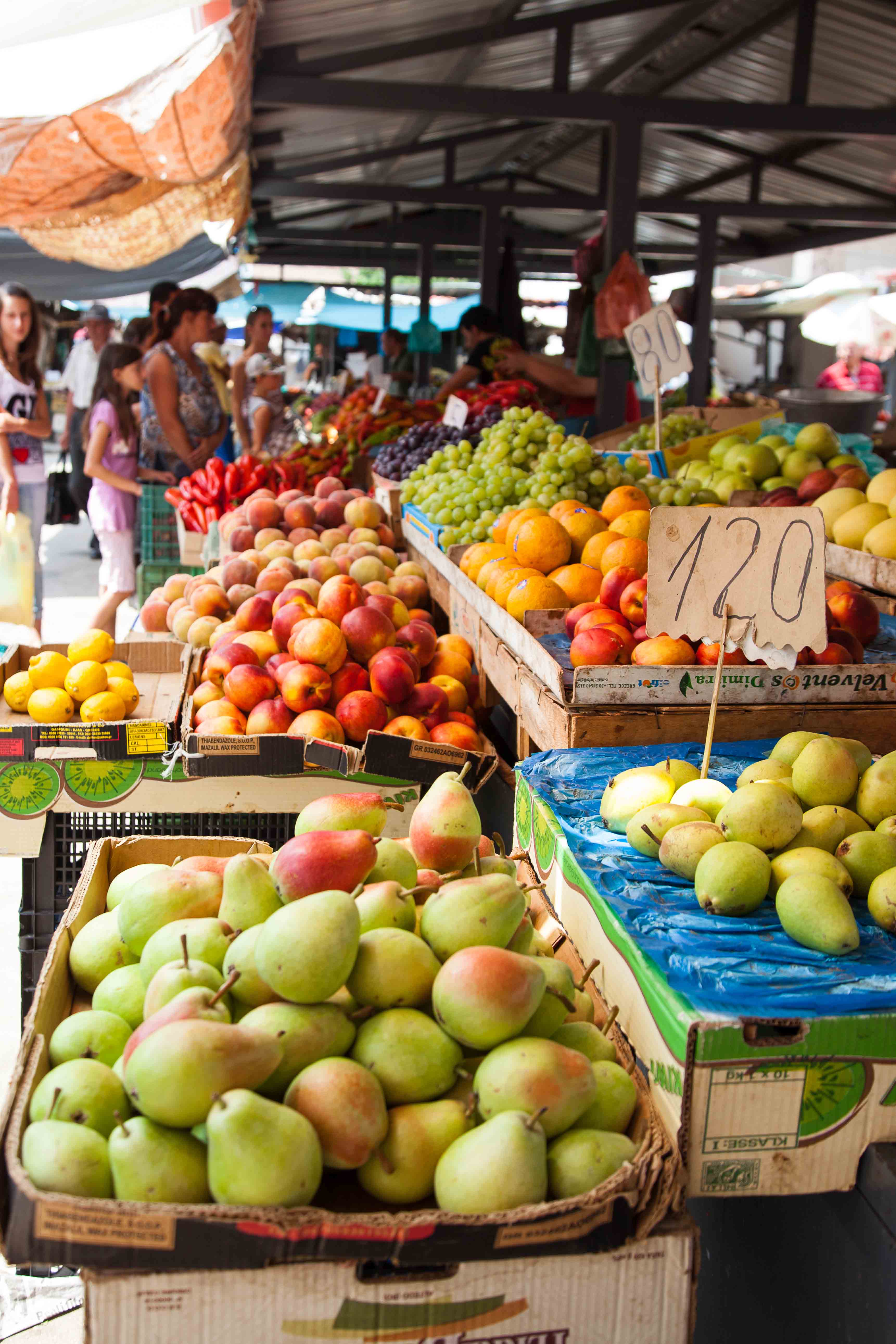 Bazar de Korçë : L'étal des marchands de fruits et légumes