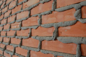 Mur de briques rouge du Mémorial des Victimes du Communisme d'Aiud